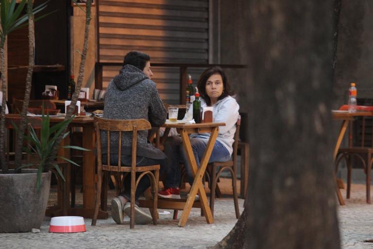 Claudia Rodrigues é flagrada em restaurante no Rio de Janeiro
