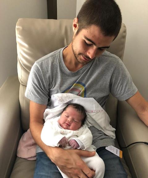 Rafael Vitti se encanta ao segurar sua filha