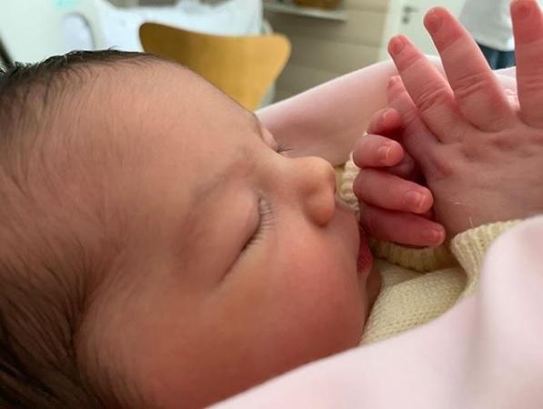 Clara Maria fazendo gesto inusitado com as mãos