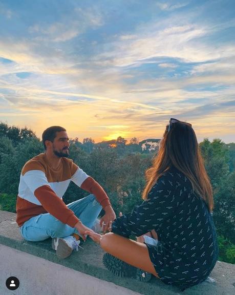Thaila Ayala e Renato Góes admirando pôr do sol na Itália