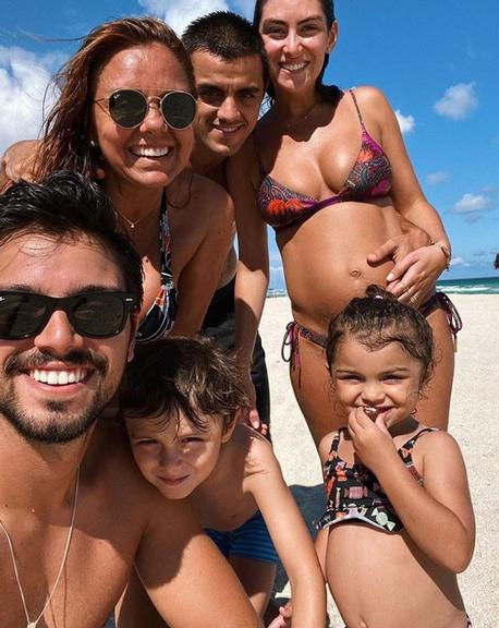 Discreta com a gestação, esposa de Felipe Simas mostra barrigão saliente em selfie