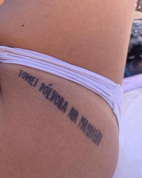 Yasmin Gomlevsky mostra tatuagem no bumbum