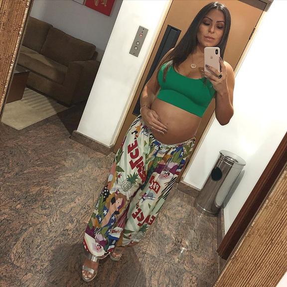 Andressa Ferreira mostrou o seu barrigão de 8 meses de gestação