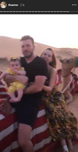 Thaeme Mariôto, a filha, Liz, e o marido, Fábio da Luz curtem passeio no deserto