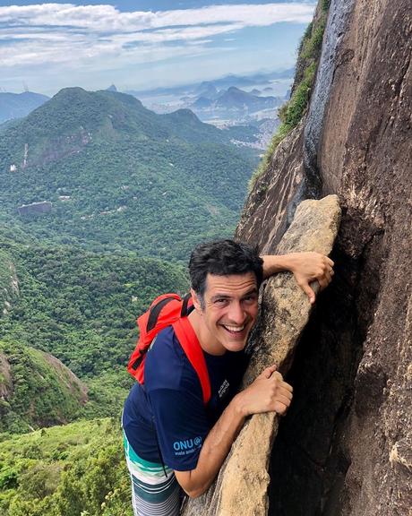 Mateus Solano se arrisca para tirar fotos no Rio