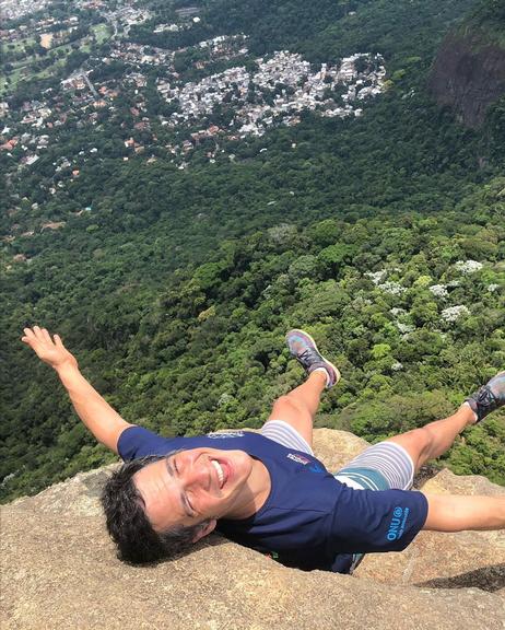 Mateus Solano se arrisca para tirar fotos no Rio
