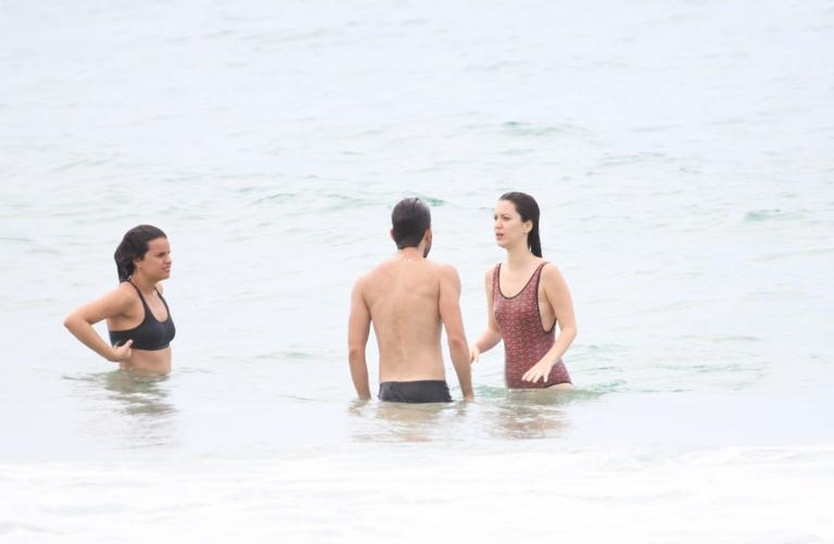 Nathalia Dill surge com maiô estiloso em dia de praia no Rio de Janeiro