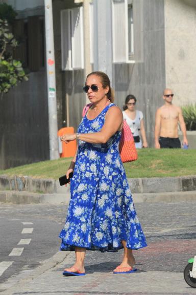 Cissa Guimarães desfila corpão aos 62 anos
