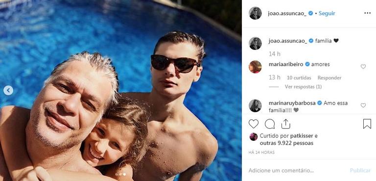 Fábio Assunção curte dia de piscina com os filhos e beleza impressiona fãs