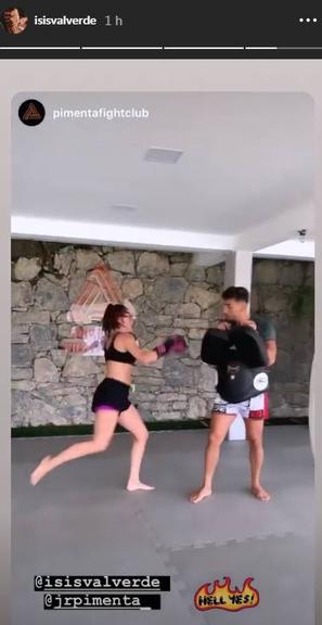 Isis Valverde pega pesado em treino de boxe