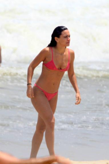 Giovana Cordeiro ajeita biquíni na praia