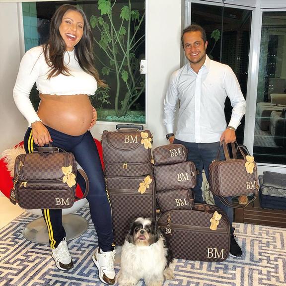 Andressa Ferreira mostra conjunto de malas do seu filho com Thammy Miranda