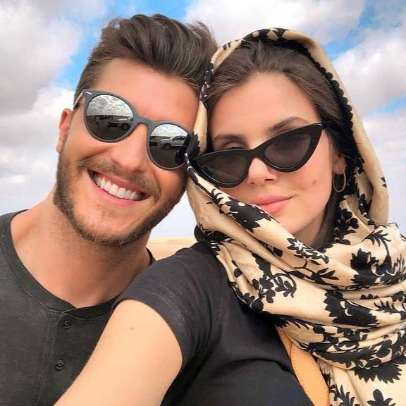 Klebber Toledo e Camila Queiroz se divertem durante viagem ao Marrocos
