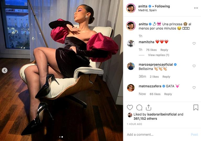 Anitta faz poses ousadas com look nada básico para premiação na Espanha