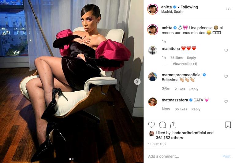Anitta faz poses ousadas com look nada básico para premiação na Espanha