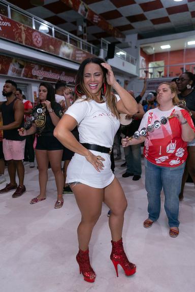 Viviane Araújo ostenta as pernas perfeitas em ensaio para o carnaval