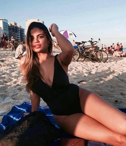 Clara Buarque posa na praia