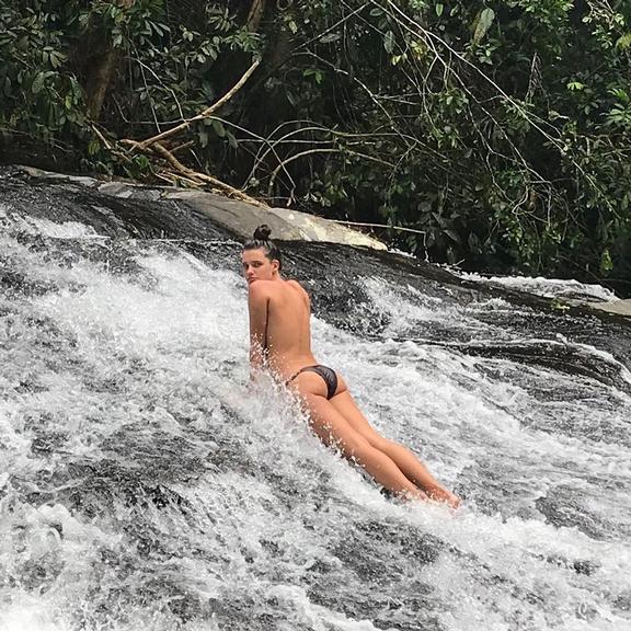Bruna Linzmeyer toma banho de cachoeira de topless