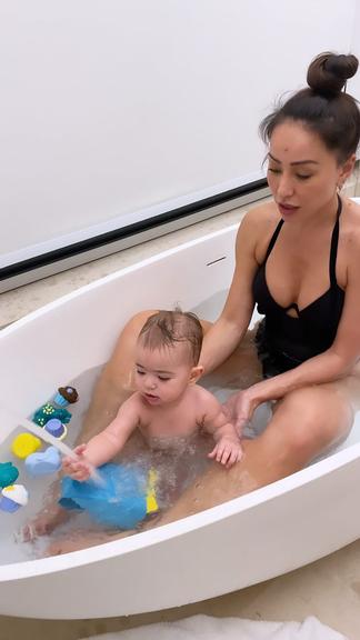 Sabrina Sato flagra banho com Zoe
