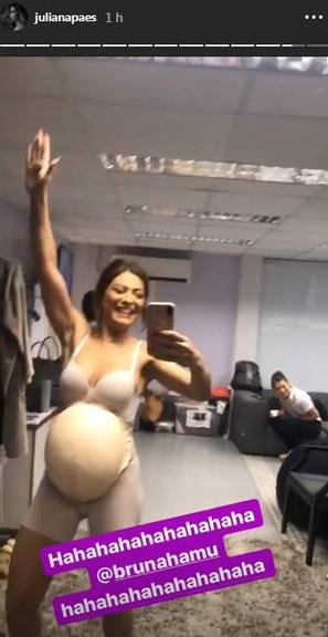 Juliana Paes se diverte no camarim dos estúdios Globo
