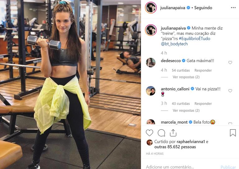 Juliana Paiva exibe a barriguinha seca em dia de treino na academia
