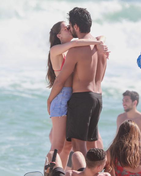 Agatha Moreira e Rodrigo Simas beijam muito em dia na praia