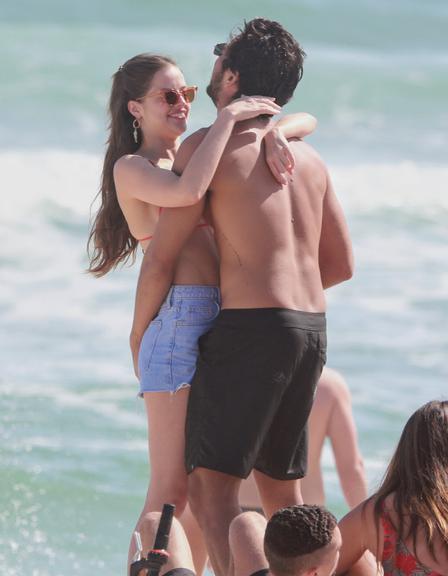 Agatha Moreira e Rodrigo Simas beijam muito em dia na praia