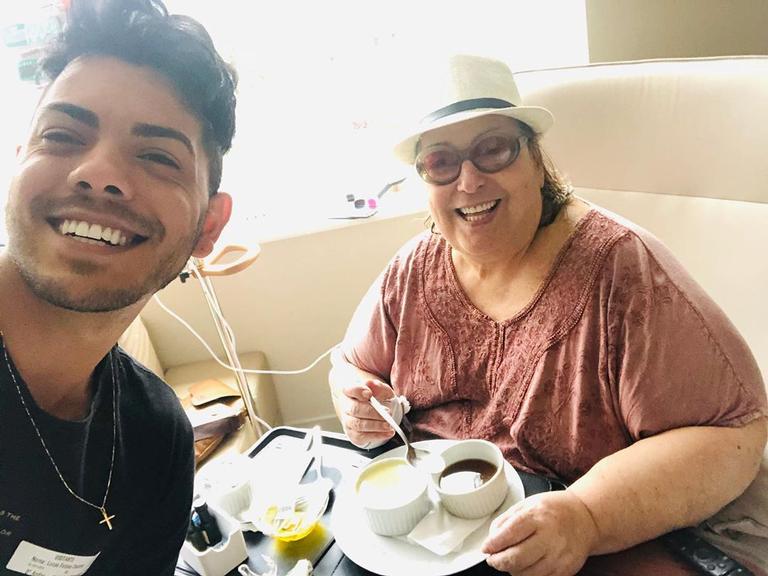Namorado bonitão surge com Mamma Bruschetta no hospital após cirurgia