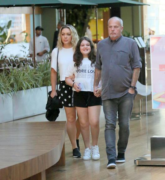 Após separação, Tânia Mara surge com o ex-marido, Jayme Monjardim, em passeio com a filha