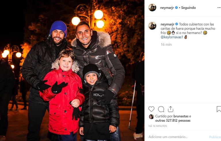 Neymar Jr surge barbudo em fotos com o filho e a mãe na Disney