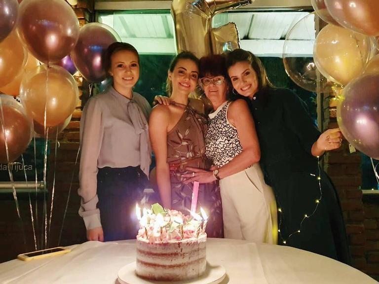 Camila Queiroz homenageia a mãe no dia de seu aniversário