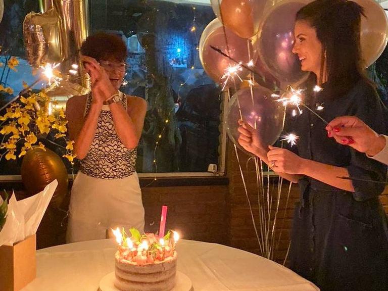 Camila Queiroz homenageia a mãe no dia de seu aniversário