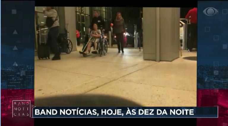 Mãe de Gugu Liberato é vista em cadeira de rodas ao desembarcar em Orlando