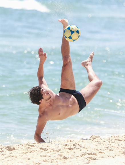 José Loreto joga futebol na praia