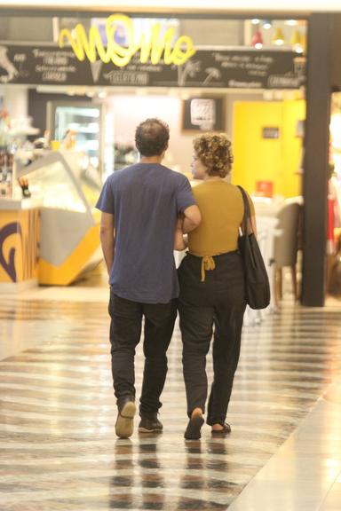 Leandra Leal troca carinhos com o namorado em shopping no Rio