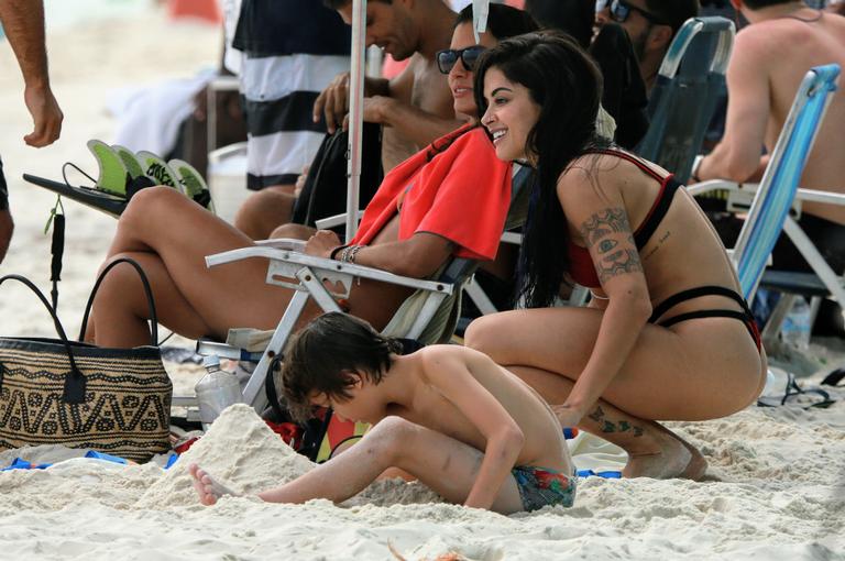 Aline Riscado ostenta corpão com biquíni fio-dental em dia na praia