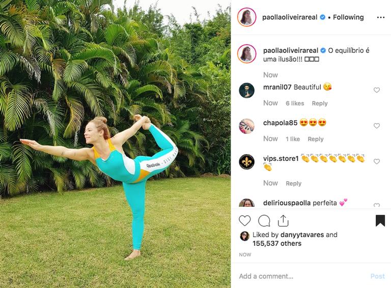 Sem make, Paolla Oliveira esbanja flexibilidade ao fazer yoga ao ar livre