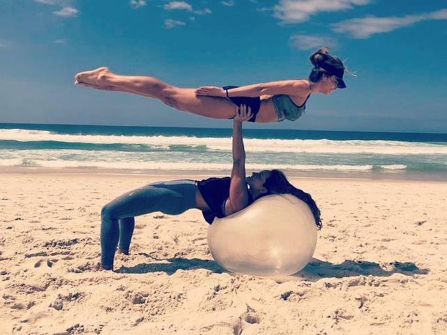 Grazi Massafera curte dia de sol para treinar ioga na praia