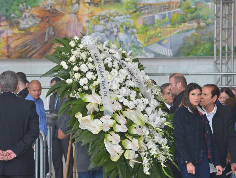 Silvio Santos envia coroa de flores para velório de Gugu