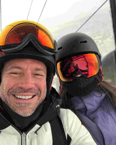 Em férias nos EUA, Malvino Salvador e a esposa se divertem praticando esqui
