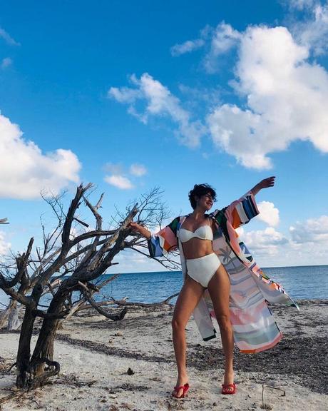 Fernanda Paes Leme posa plena de biquíni em dia de sol e fãs elogiam