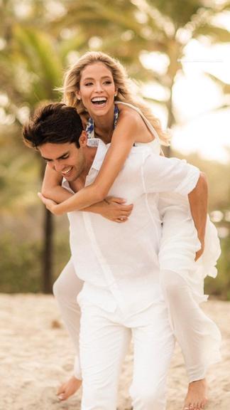 Kaká e a noiva, Carol Dias, fazem ensaio pré-casamento na praia