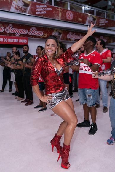 Viviane Araujo samba muito com look decotado