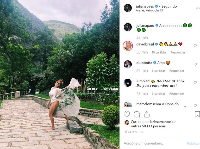 Juliana Paes ostenta pernas musculosas ao curtir as férias no interior