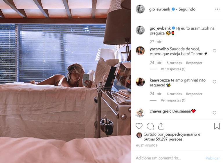 Giovanna Ewbank empina o bumbum ao surgir apenas de lingerie na cama