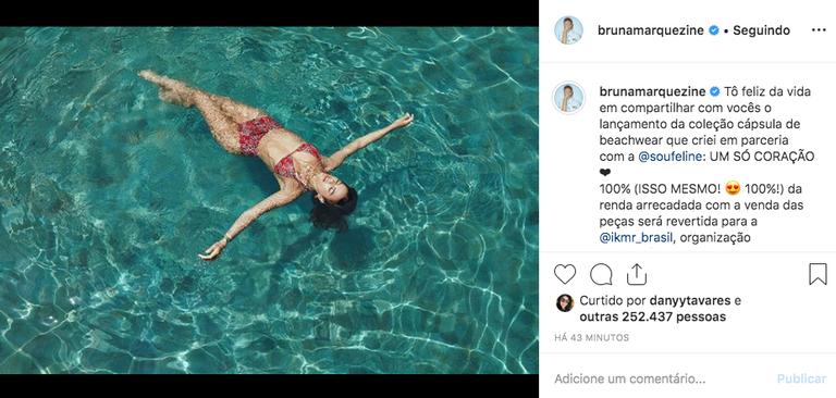 Bruna Marquezine ostenta corpão ao surgir de biquíni na piscina