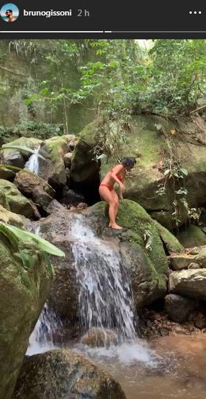Bruno Gissoni celebra seu aniversário em cachoeira com a família e amigos