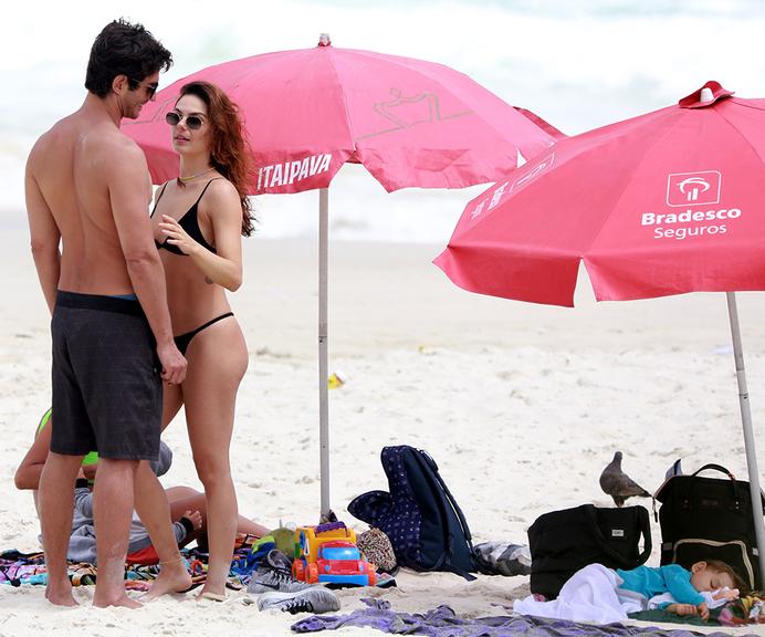 Isis Valverde e o marido, André Resende, na praia