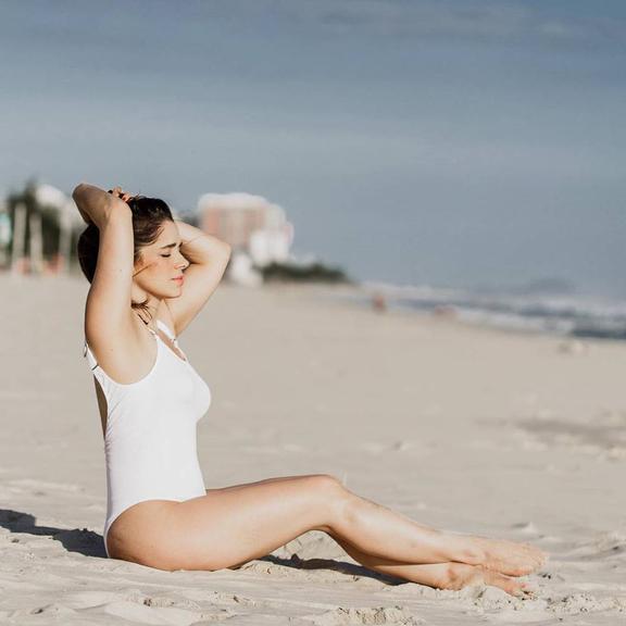 Sabrina Petraglia posa bem plena de maiô na praia e recebe elogios