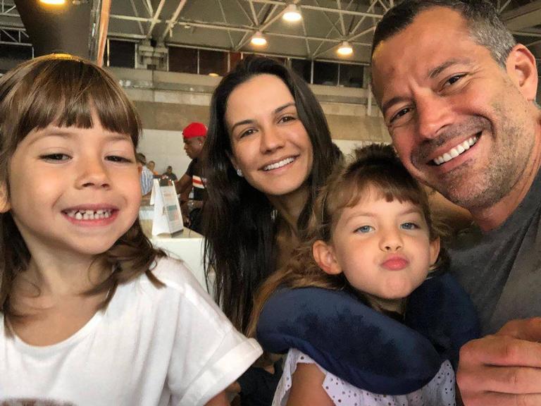De férias, Malvino Salvador posta clique em aeroporto com toda a família reunida